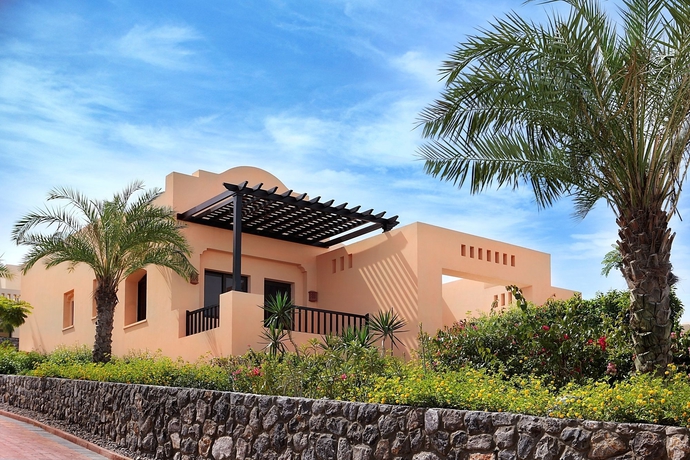 Imagen de los exteriores del Hotel The Cove Rotana Resort. Foto 11