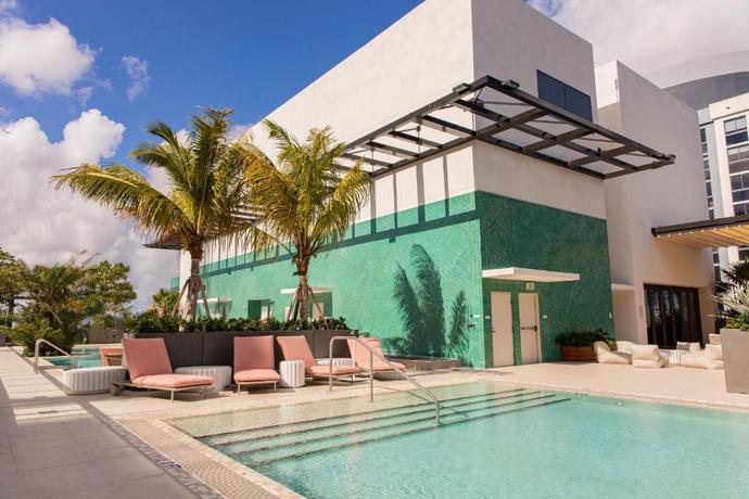 Imagen de la piscina del Hotel The Crosby Miami World Center. Foto 14