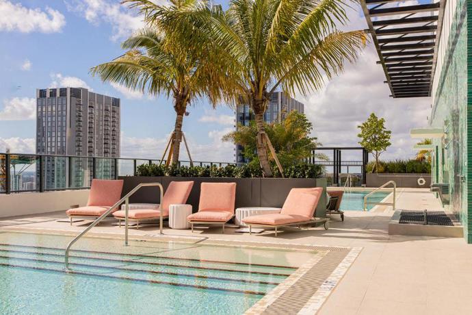 Imagen de la piscina del Hotel The Crosby Miami World Center. Foto 15