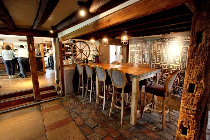 Imagen del bar/restaurante del Hotel The Crown At Playhatch. Foto 11