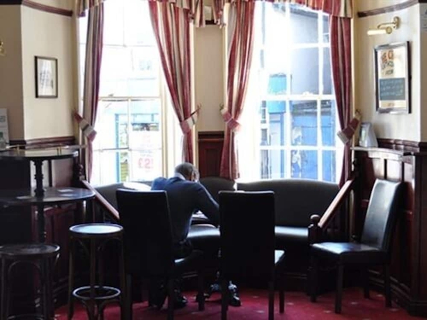 Imagen del bar/restaurante del Hotel The Crown, Binstead. Foto 5