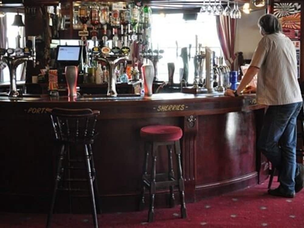 Imagen del bar/restaurante del Hotel The Crown, Binstead. Foto 6