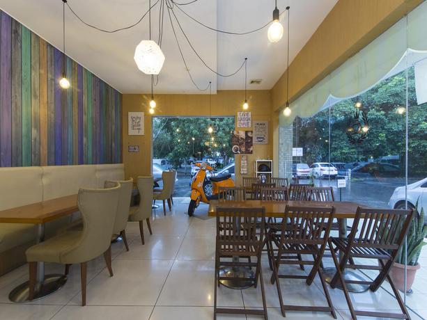 Imagen del bar/restaurante del Hotel The Crown Borneo. Foto 2
