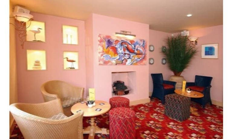 Imagen del bar/restaurante del Hotel The Crown, Hailsham. Foto 2