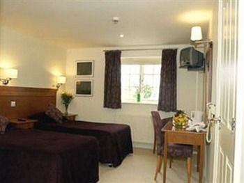 Imagen de los exteriores del Hotel The Crown Inn, Stratton St Margaret. Foto 4