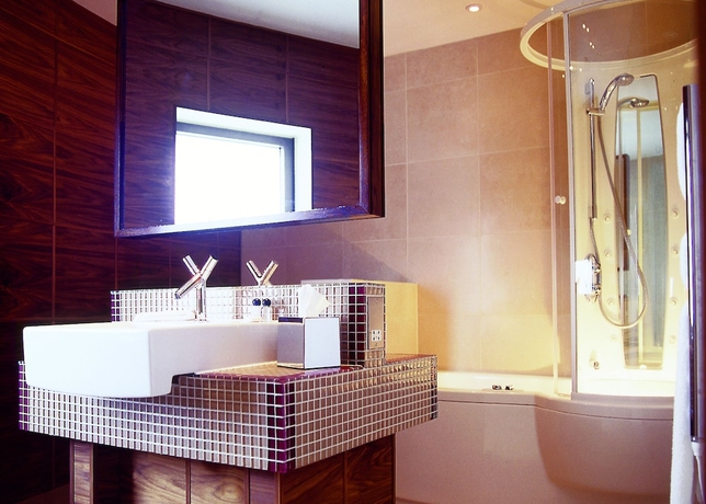 Imagen de la habitación del Hotel The Crown London, WorldHotels Distinctive. Foto 9