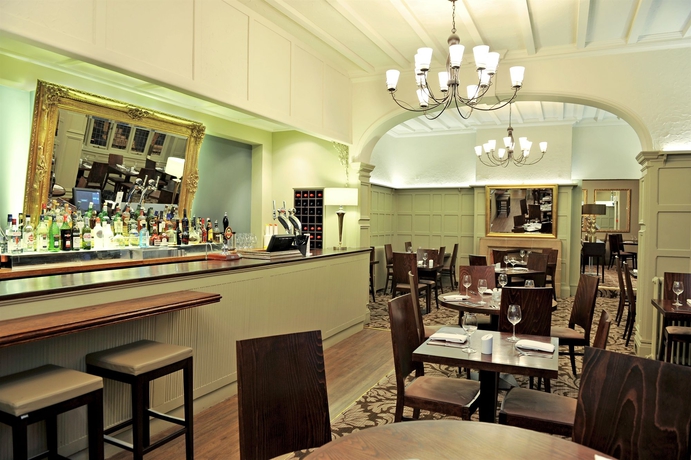 Imagen del bar/restaurante del Hotel The Crown Manor House. Foto 2