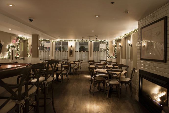 Imagen del bar/restaurante del Hotel The Crown and Anchor Inn. Foto 6
