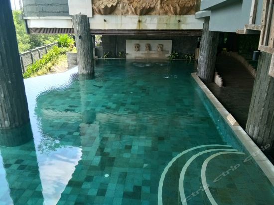 Imagen de la piscina del Hotel The Crystal Luxury Bay Resort Nusa Dua. Foto 15