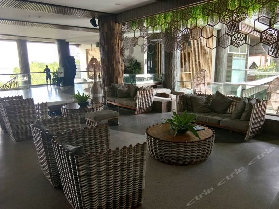 Imagen de los interiores del Hotel The Crystal Luxury Bay Resort Nusa Dua. Foto 11