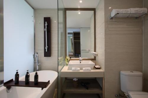 Imagen de la habitación del Hotel The Crystal Luxury Bay Resort Nusa Dua. Foto 6