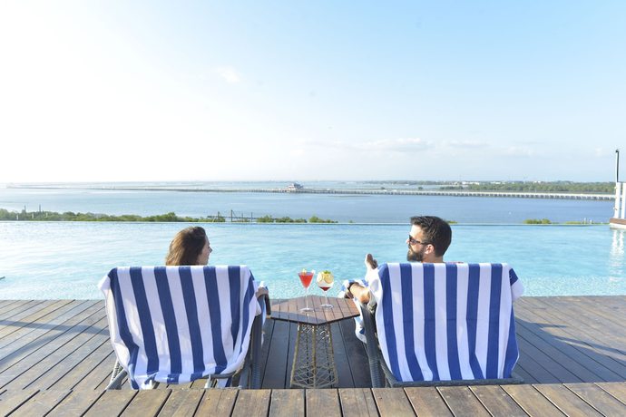 Imagen de la piscina del Hotel The Crystal Luxury Bay Resort Nusa Dua. Foto 16