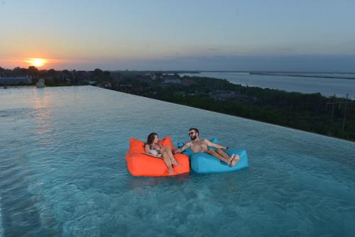 Imagen de la piscina del Hotel The Crystal Luxury Bay Resort Nusa Dua. Foto 17