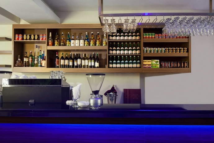 Imagen del bar/restaurante del Hotel The Cube Malioboro. Foto 5