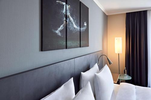 Imagen de la habitación del Hotel The Curve BayArena. Foto 13