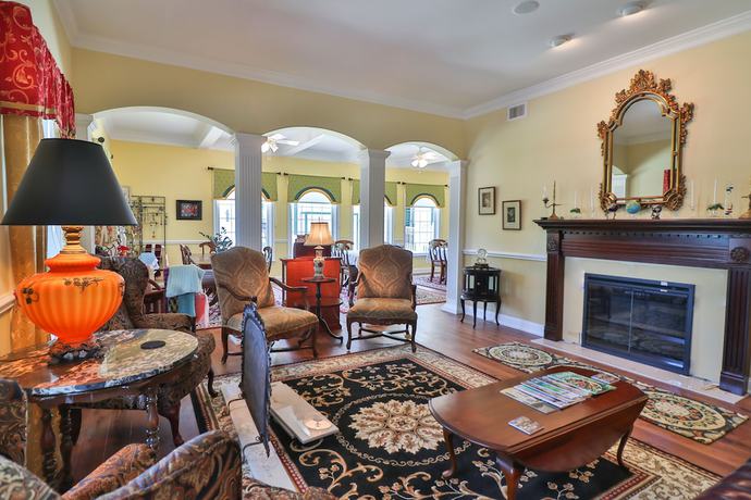 Imagen de los interiores del Hotel The Cypress Inn Bed and Breakfast. Foto 19