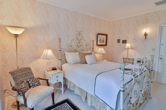 Imagen de la habitación del Hotel The Cypress Inn Bed and Breakfast. Foto 10