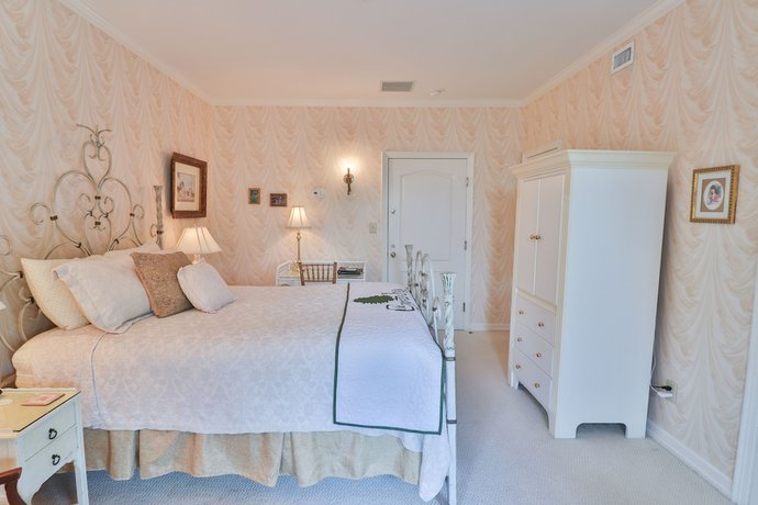 Imagen de la habitación del Hotel The Cypress Inn Bed and Breakfast. Foto 11