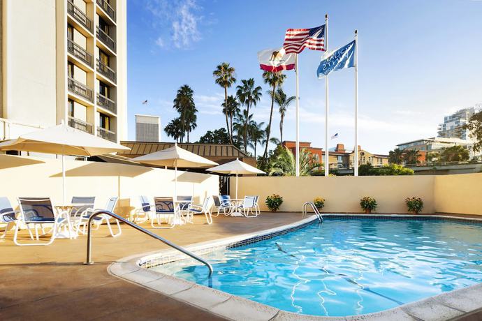 Imagen de la piscina del Hotel The DEXTRO Little Italy, BW Premier Collection. Foto 12