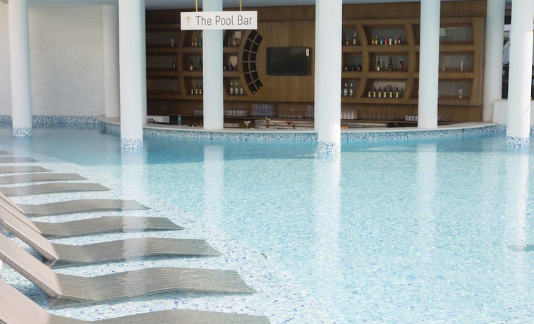 Imagen de la piscina del Hotel The Deltin. Foto 17