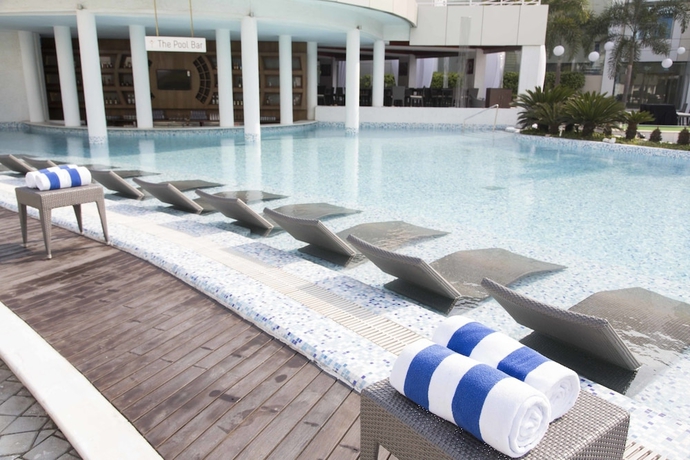 Imagen de la piscina del Hotel The Deltin. Foto 18