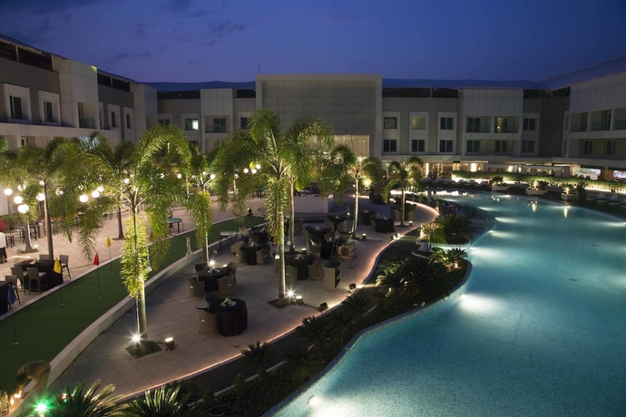 Imagen de la piscina del Hotel The Deltin. Foto 19