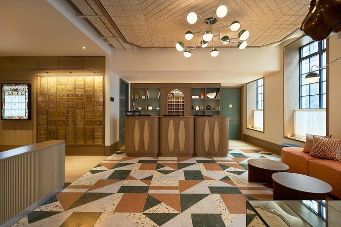 Imagen de los interiores del Hotel The Derby London City, Curio Collection By Hilton. Foto 16