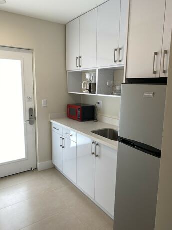 Imagen general del Hotel The Diane Oceanfront Suites. Foto 7