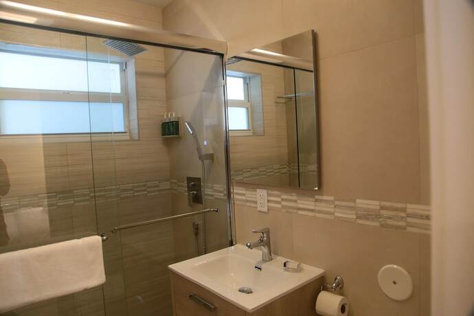 Imagen general del Hotel The Diane Oceanfront Suites. Foto 8
