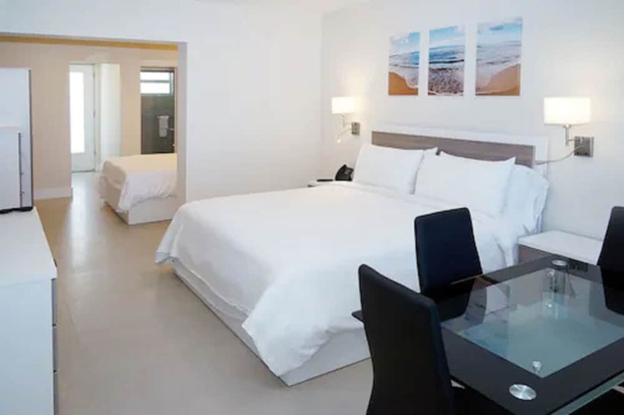 Imagen general del Hotel The Diane Oceanfront Suites. Foto 9