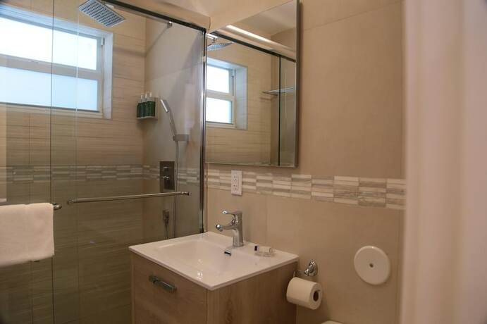 Imagen general del Hotel The Diane Oceanfront Suites. Foto 13