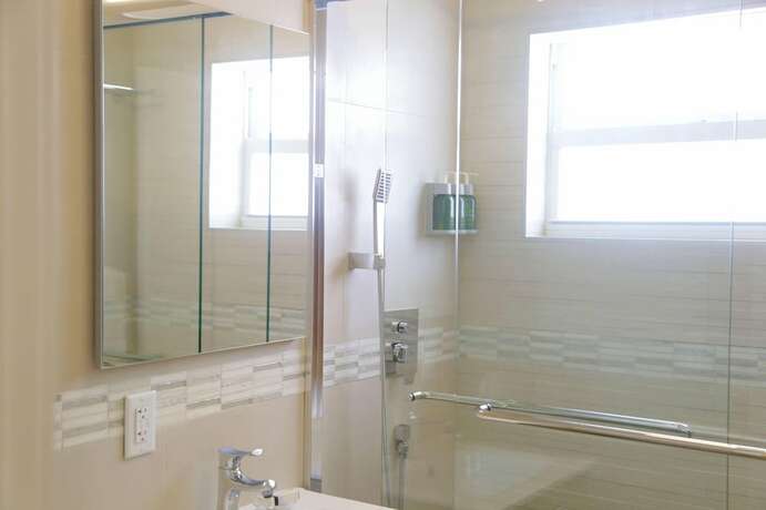 Imagen general del Hotel The Diane Oceanfront Suites. Foto 18