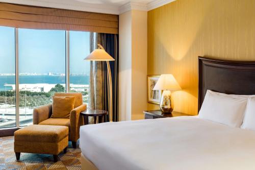 Imagen de la habitación del Hotel The Diplomat Radisson Blu , Residence and Spa. Foto 18