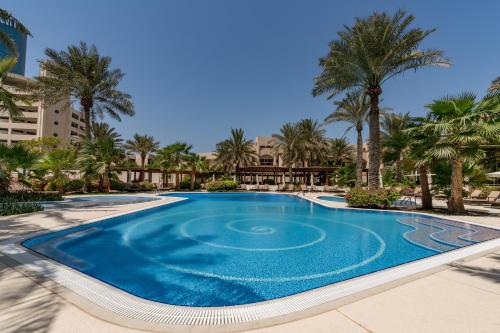 Imagen de la piscina del Hotel The Diplomat Radisson Blu , Residence and Spa. Foto 29