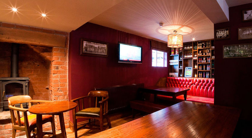 Imagen del bar/restaurante del Hotel The Dog and Doublet Inn. Foto 4