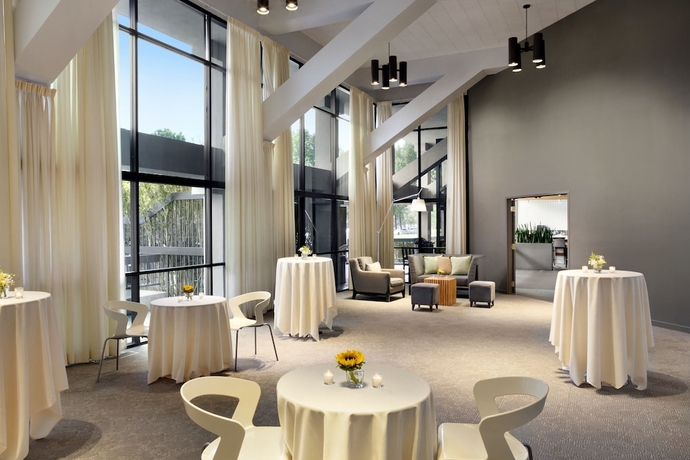 Imagen de los interiores del Hotel The Domain. Foto 15