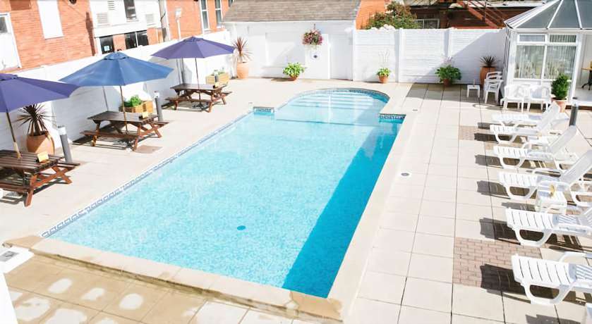 Imagen de la piscina del Hotel The Doric. Foto 16
