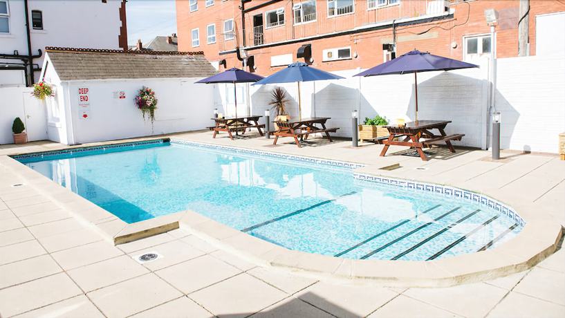 Imagen de la piscina del Hotel The Doric. Foto 17