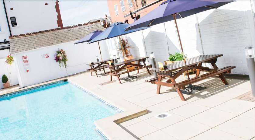 Imagen de la piscina del Hotel The Doric. Foto 19