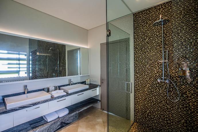 Imagen de la habitación del Hotel The Double View Mansions Bali. Foto 8