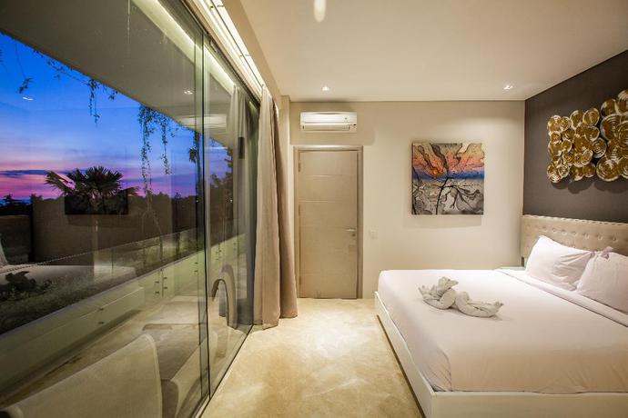 Imagen de la habitación del Hotel The Double View Mansions Bali. Foto 15