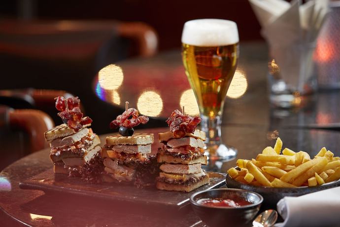 Imagen del bar/restaurante del Hotel The Dufour by Hotel Schweizerhof. Foto 5