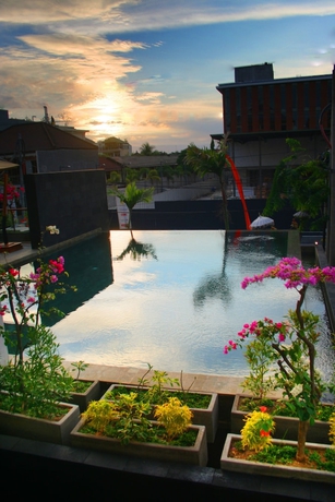 Imagen de la piscina del Hotel The Edelweiss Boutique Kuta. Foto 19
