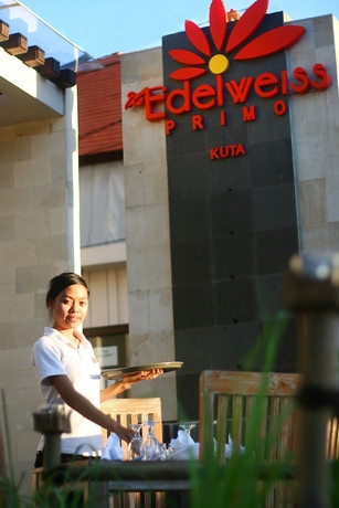 Imagen del bar/restaurante del Hotel The Edelweiss Boutique Kuta. Foto 2