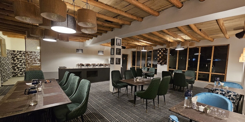 Imagen del bar/restaurante del Hotel The Eden Resort Nubra. Foto 6