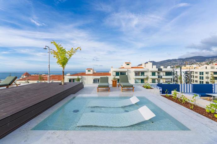 Imagen de la piscina del Hotel The Editory Ocean Way Funchal. Foto 12