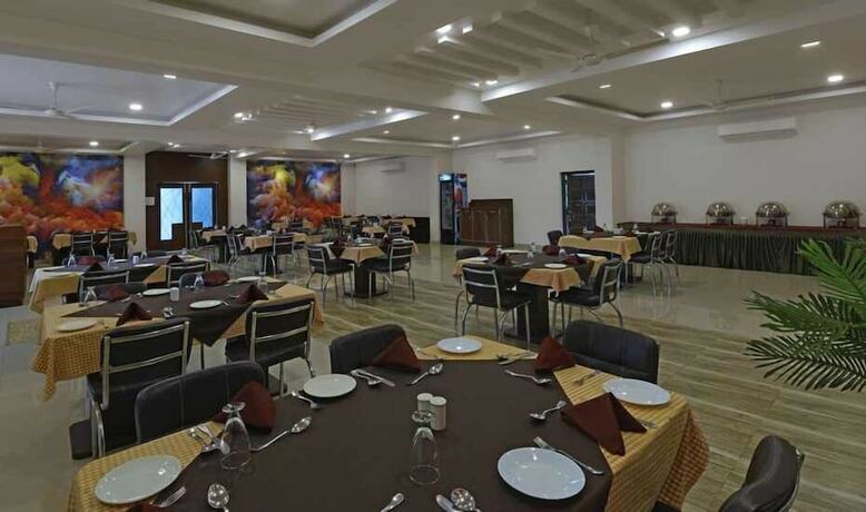 Imagen del bar/restaurante del Hotel The Elegance Resort, Chittorgarh. Foto 9