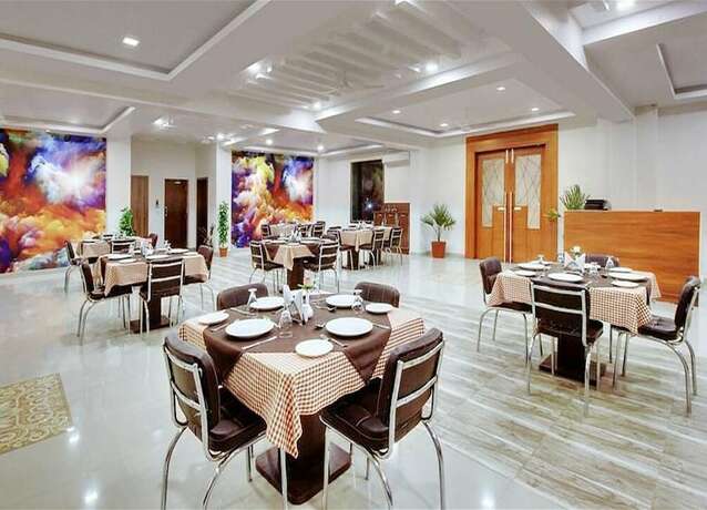 Imagen del bar/restaurante del Hotel The Elegance Resort, Chittorgarh. Foto 10