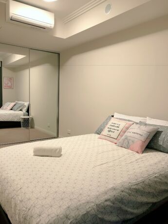 Imagen de la habitación del Hotel The Elegant Designer Home. Foto 15