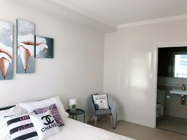 Imagen de la habitación del Hotel The Elegant Designer Home. Foto 17
